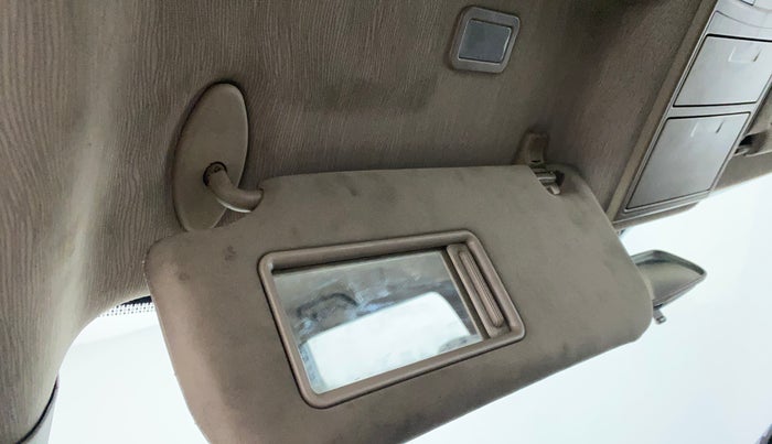 2012 Mahindra XUV500 W8 AWD, Diesel, Manual, 1,16,250 km, Ceiling - Vanity mirror light not working