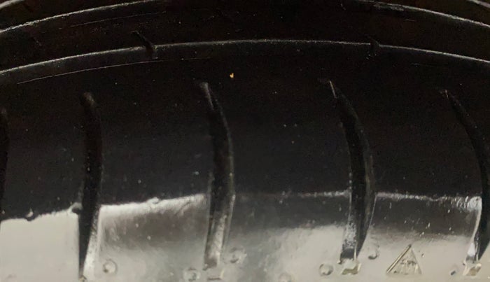 2017 Hyundai Grand i10 SPORTZ 1.2 KAPPA VTVT, Petrol, Manual, 1,43,469 km, Right Rear Tyre Tread