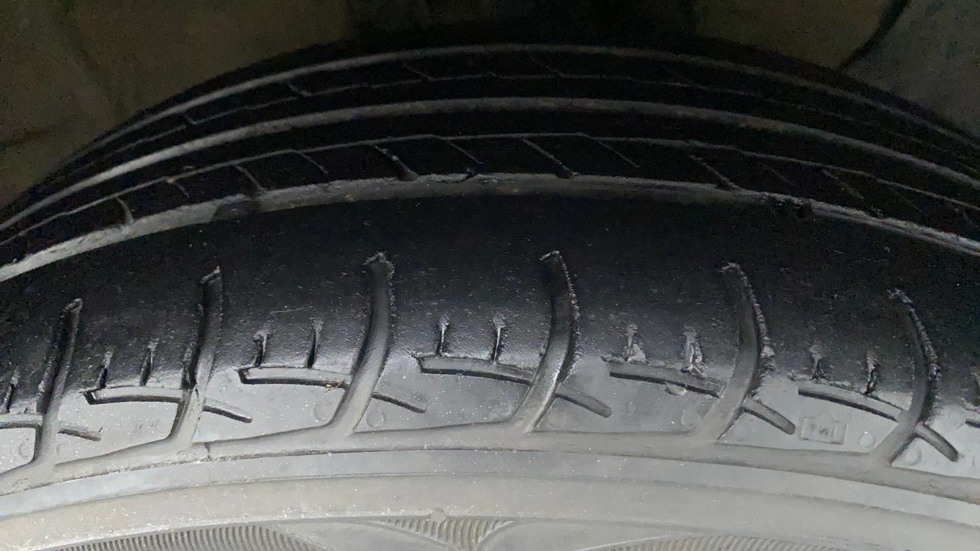 2020 Hyundai Elite i20 SPORTZ PLUS 1.2, Petrol, Manual, 52,294 km, Right Front Tyre Tread