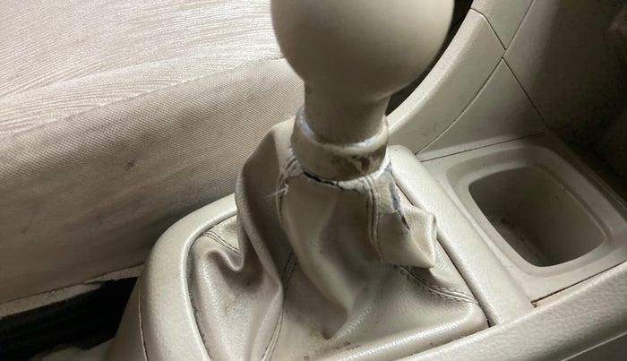 2013 Maruti Ertiga VDI, Diesel, Manual, 1,13,110 km, Gear lever - Boot cover slightly torn