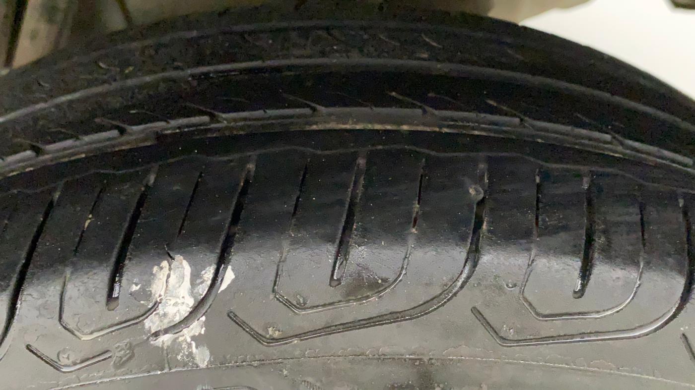 2017 Mahindra KUV 100 NXT K8 P 6 STR, Petrol, Manual, 84,452 km, Left Rear Tyre Tread