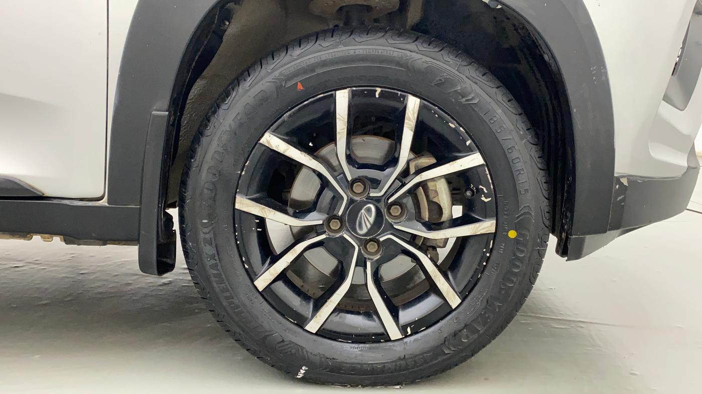 2017 Mahindra KUV 100 NXT K8 P 6 STR, Petrol, Manual, 84,452 km, Right Front Wheel