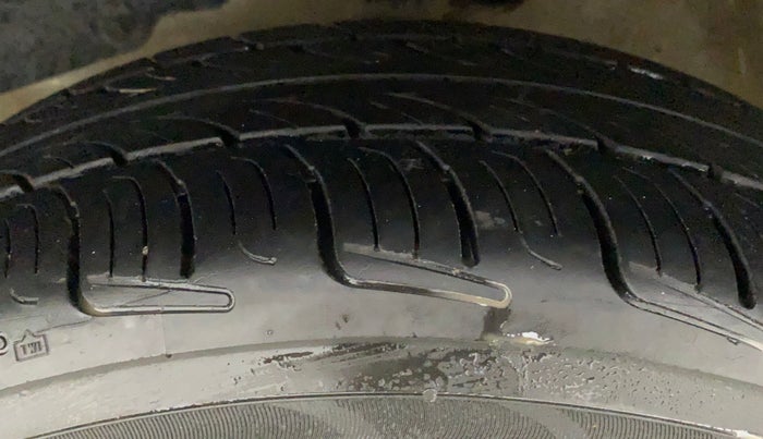 2017 Mahindra KUV 100 NXT K8 P 6 STR, Petrol, Manual, 84,452 km, Left Front Tyre Tread