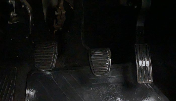 2017 Mahindra KUV 100 NXT K8 P 6 STR, Petrol, Manual, 84,452 km, Pedals