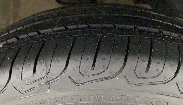 2017 Mahindra KUV 100 NXT K8 P 6 STR, Petrol, Manual, 84,452 km, Right Front Tyre Tread