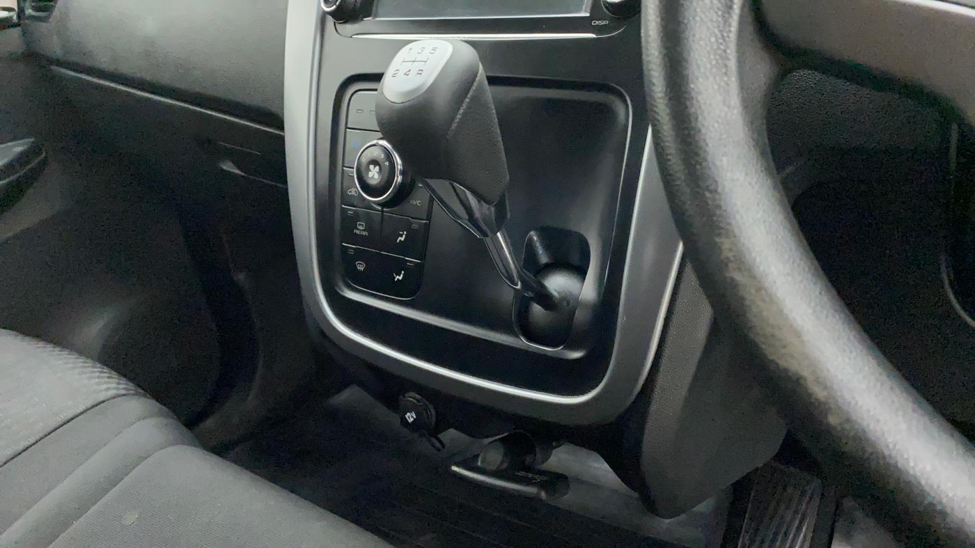 2017 Mahindra KUV 100 NXT K8 P 6 STR, Petrol, Manual, 84,452 km, Gear Lever