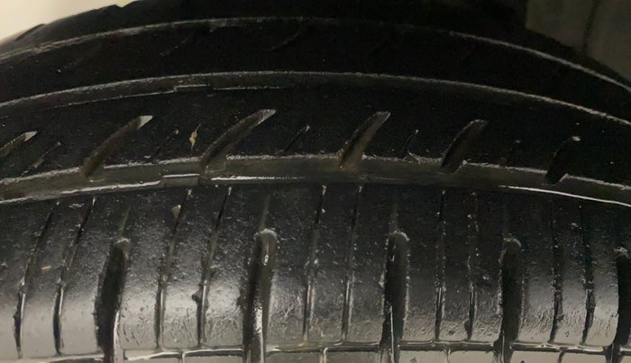 2017 Renault Kwid RXT 1.0 AMT, Petrol, Automatic, 72,056 km, Right Rear Tyre Tread