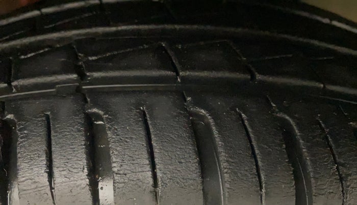 2017 Renault Kwid RXT 1.0 AMT, Petrol, Automatic, 72,056 km, Right Front Tyre Tread