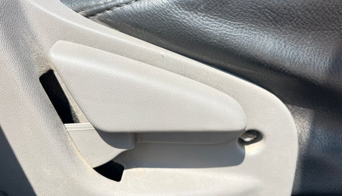 2015 Datsun Go T, Petrol, Manual, 62,942 km, Driver Side Adjustment Panel