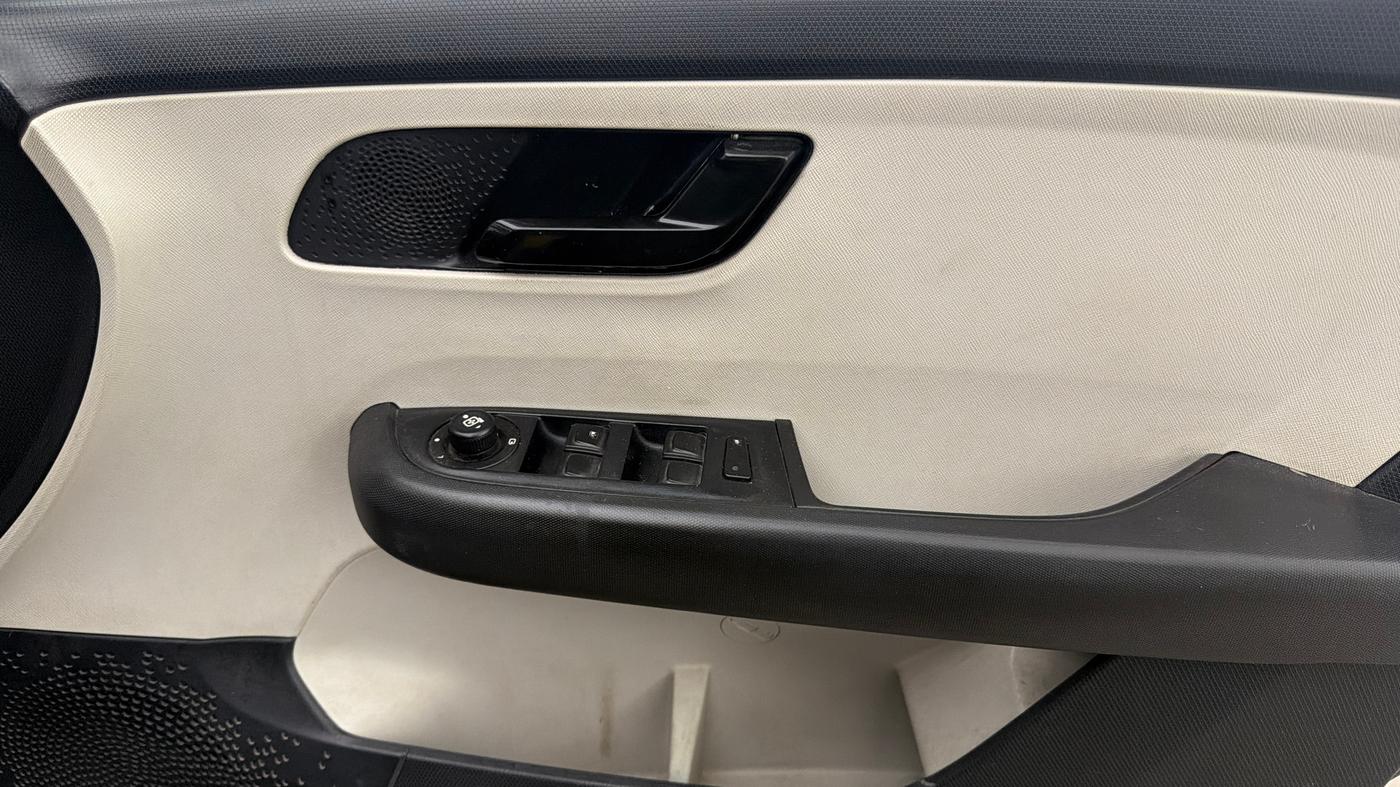 2022 Tata ALTROZ XT PETROL, Petrol, Manual, 57,572 km, Driver Side Door Panels Control