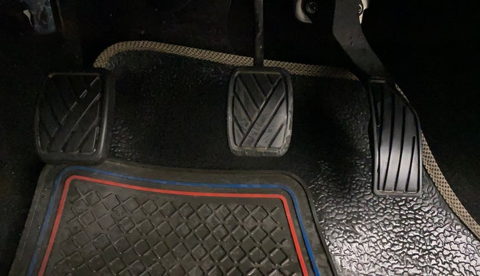 2015 Maruti Swift VXI, Petrol, Manual, 32,092 km, Pedals