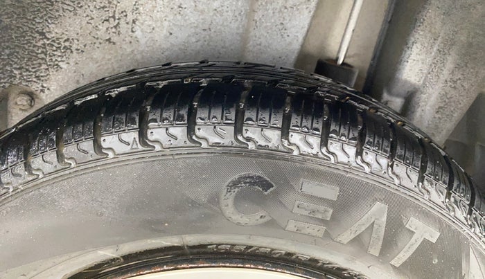 2015 Maruti Swift VXI, Petrol, Manual, 32,092 km, Left Rear Tyre Tread