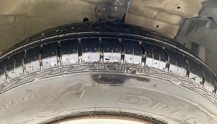 2015 Maruti Swift VXI, Petrol, Manual, 32,092 km, Right Front Tyre Tread