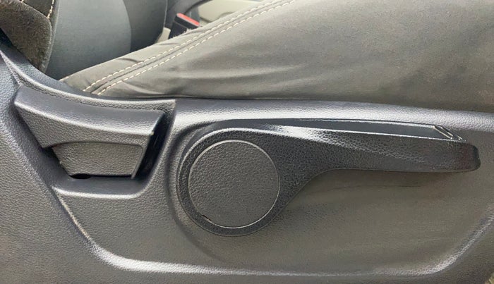 2019 Mahindra XUV300 W8 1.2 PETROL, Petrol, Manual, 58,517 km, Driver Side Adjustment Panel