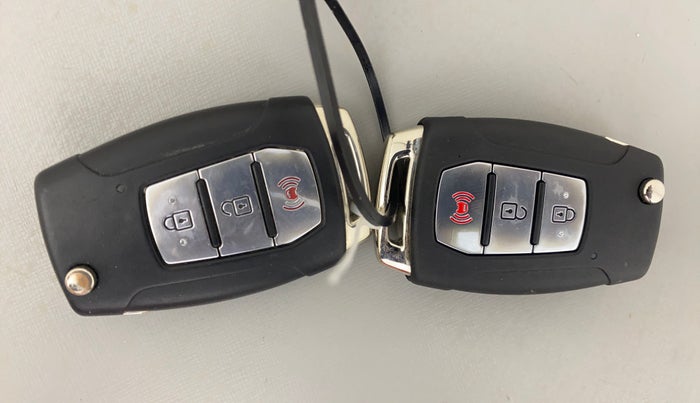 2019 Mahindra XUV300 W8 1.2 PETROL, Petrol, Manual, 58,517 km, Key Close Up