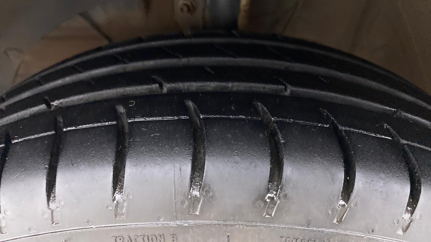 2018 Maruti Swift ZXI + AMT, Petrol, Automatic, 94,642 km, Left Front Tyre Tread