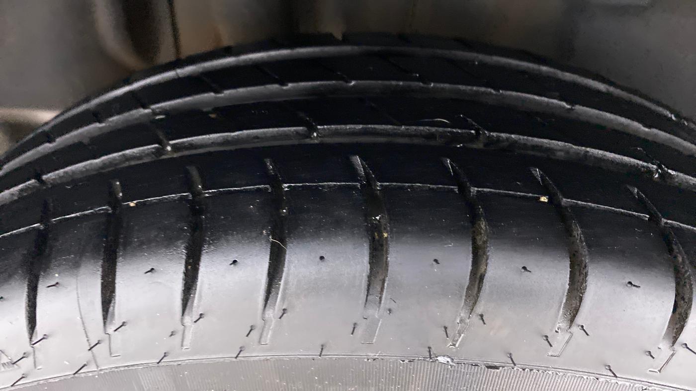 2018 Maruti Swift ZXI + AMT, Petrol, Automatic, 94,642 km, Right Rear Tyre Tread