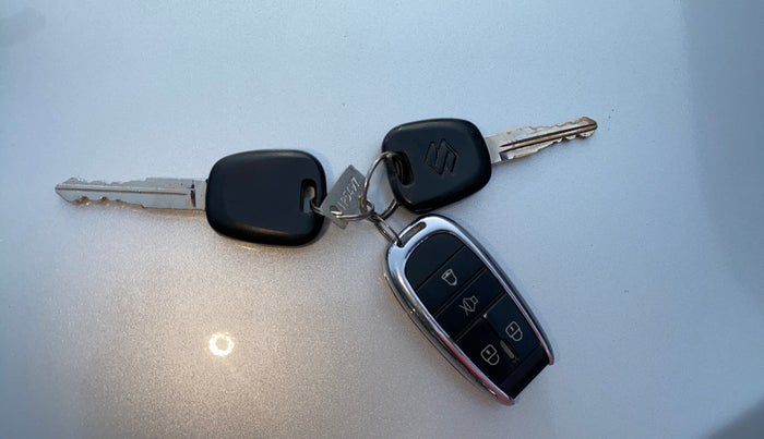 2014 Maruti Swift Dzire LXI, CNG, Manual, 67,302 km, Key Close Up