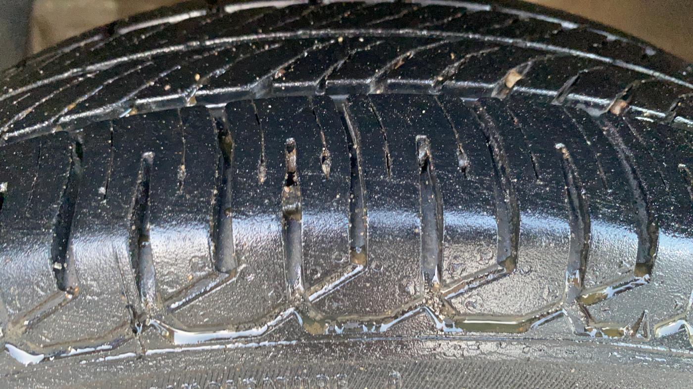 2014 Maruti Swift Dzire LXI, CNG, Manual, 67,340 km, Left Front Tyre Tread