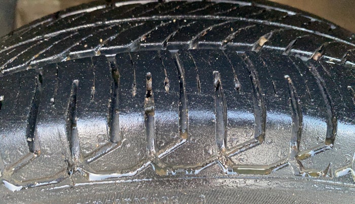 2014 Maruti Swift Dzire LXI, CNG, Manual, 67,302 km, Left Front Tyre Tread