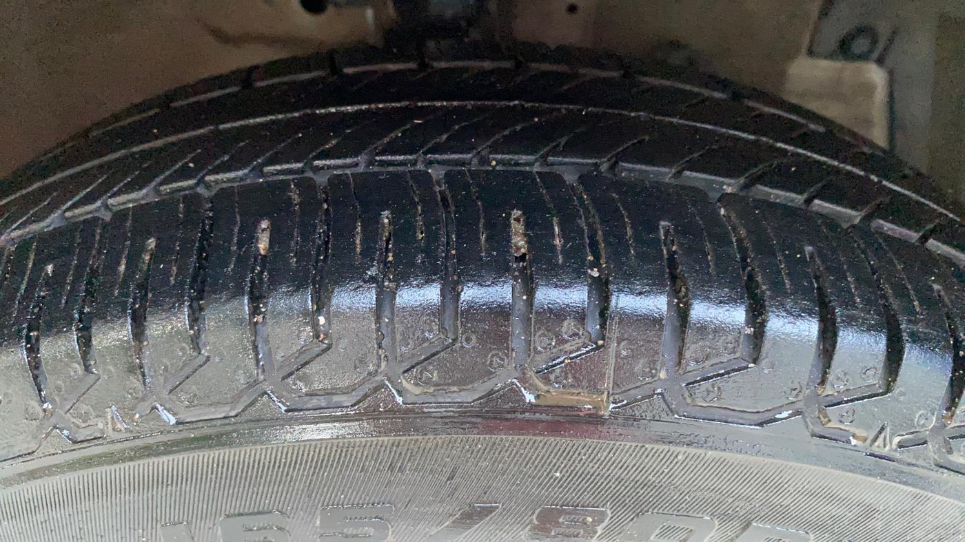 2014 Maruti Swift Dzire LXI, CNG, Manual, 67,340 km, Right Front Tyre Tread