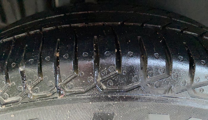 2014 Maruti Swift Dzire LXI, CNG, Manual, 67,302 km, Right Rear Tyre Tread