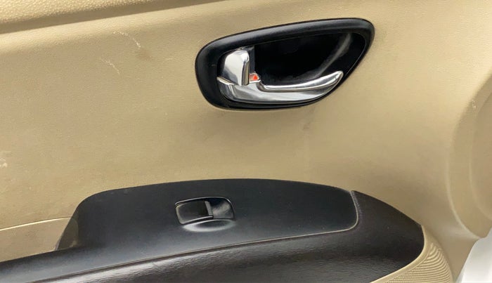 2015 Hyundai i10 SPORTZ 1.1, Petrol, Manual, 55,434 km, Left front window switch / handle - Power window makes minor noise
