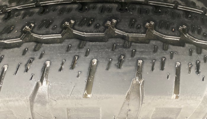 2014 Mahindra XUV500 W6, Diesel, Manual, 1,08,943 km, Left Rear Tyre Tread