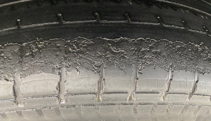 2014 Mahindra XUV500 W6, Diesel, Manual, 1,08,943 km, Left Front Tyre Tread