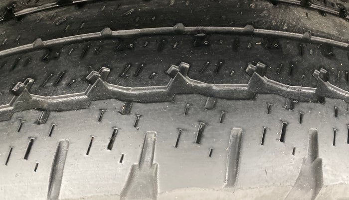 2014 Mahindra XUV500 W6, Diesel, Manual, 1,08,943 km, Right Rear Tyre Tread