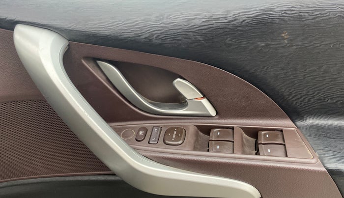 2014 Mahindra XUV500 W6, Diesel, Manual, 1,08,943 km, Driver Side Door Panels Control
