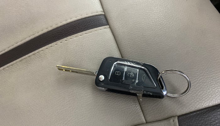 2014 Mahindra XUV500 W6, Diesel, Manual, 1,08,943 km, Key Close Up