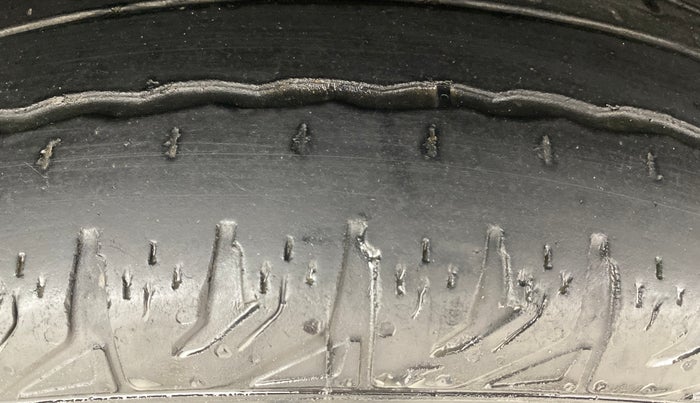 2014 Mahindra XUV500 W6, Diesel, Manual, 1,08,943 km, Right Front Tyre Tread