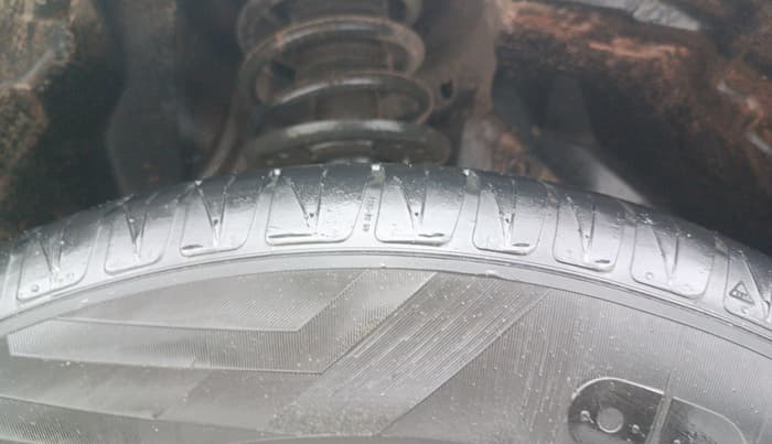 2017 Maruti Vitara Brezza ZDI, Diesel, Manual, 1,00,560 km, Right Front Tyre Tread