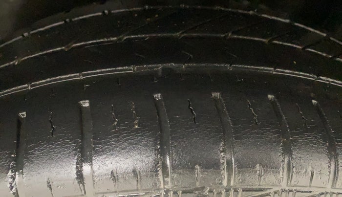 2015 Volkswagen Vento COMFORTLINE 1.6, Petrol, Manual, 29,969 km, Left Rear Tyre Tread