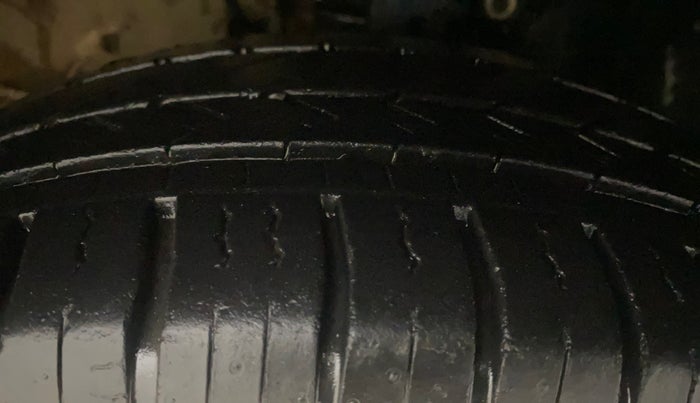 2015 Volkswagen Vento COMFORTLINE 1.6, Petrol, Manual, 29,969 km, Right Front Tyre Tread