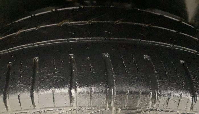 2015 Volkswagen Vento COMFORTLINE 1.6, Petrol, Manual, 29,969 km, Right Rear Tyre Tread