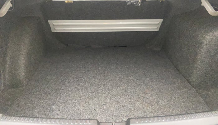 2015 Volkswagen Vento COMFORTLINE 1.6, Petrol, Manual, 29,969 km, Boot Inside