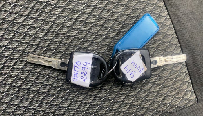 2015 Volkswagen Vento COMFORTLINE 1.6, Petrol, Manual, 29,969 km, Key Close Up