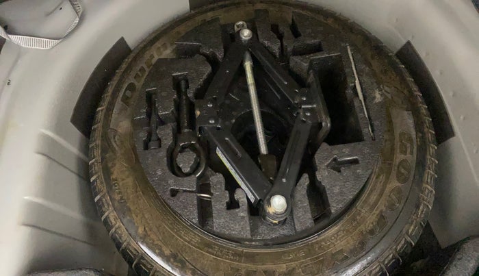 2015 Volkswagen Vento COMFORTLINE 1.6, Petrol, Manual, 29,969 km, Spare Tyre