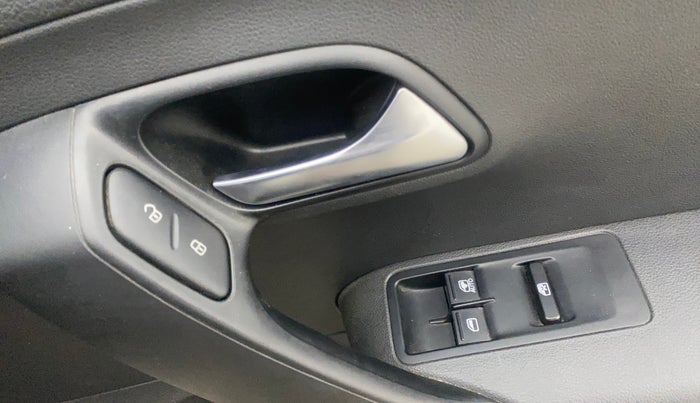 2015 Volkswagen Vento COMFORTLINE 1.6, Petrol, Manual, 29,969 km, Driver Side Door Panels Control