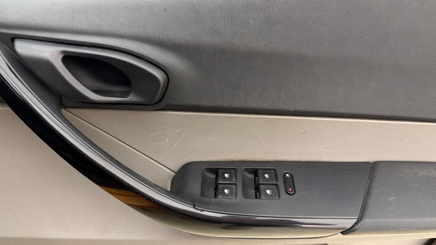 2016 Tata Tiago XT (O) PETROL, Petrol, Manual, 40,851 km, Driver Side Door Panels Control