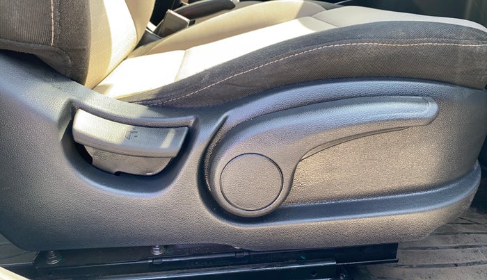 2015 Hyundai Elite i20 ASTA 1.2, Petrol, Manual, 27,730 km, Driver Side Adjustment Panel