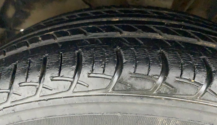 2016 Maruti Baleno DELTA PETROL 1.2, Petrol, Manual, 77,611 km, Left Front Tyre Tread