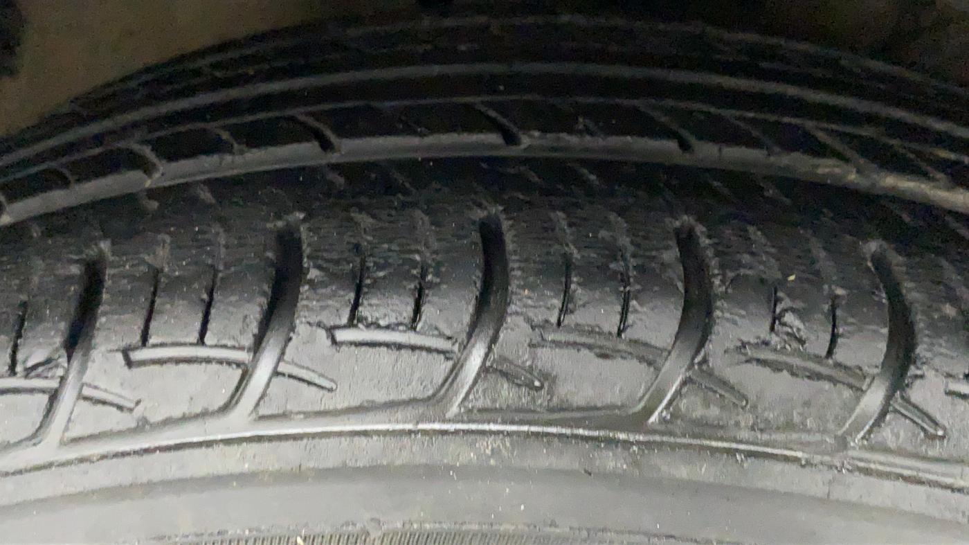2016 Maruti Baleno DELTA PETROL 1.2, Petrol, Manual, 77,611 km, Right Front Tyre Tread