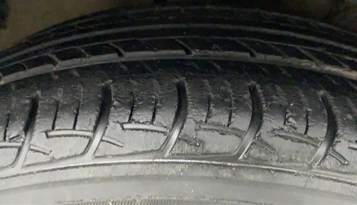 2016 Maruti Baleno DELTA PETROL 1.2, Petrol, Manual, 77,611 km, Right Front Tyre Tread