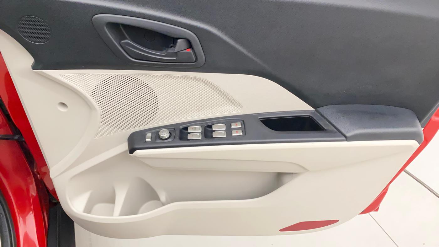 2022 Mahindra XUV300 W6 1.2 PETROL AMT, Petrol, Automatic, 23,782 km, Driver Side Door Panels Control