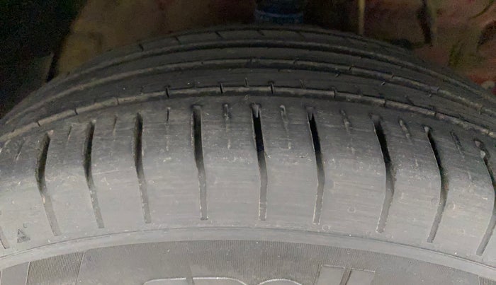2022 Mahindra XUV300 W6 1.2 PETROL AMT, Petrol, Automatic, 23,782 km, Right Front Tyre Tread