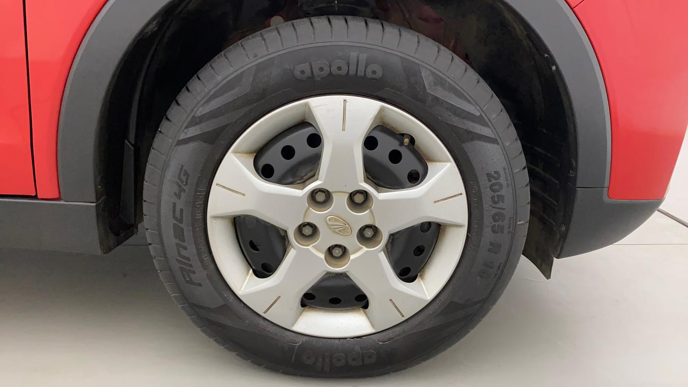2022 Mahindra XUV300 W6 1.2 PETROL AMT, Petrol, Automatic, 23,782 km, Right Front Wheel