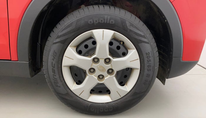 2022 Mahindra XUV300 W6 1.2 PETROL AMT, Petrol, Automatic, 23,782 km, Right Front Wheel